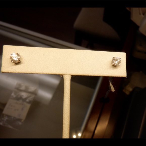 14k stud earring with round diamonds 0.75ct w
